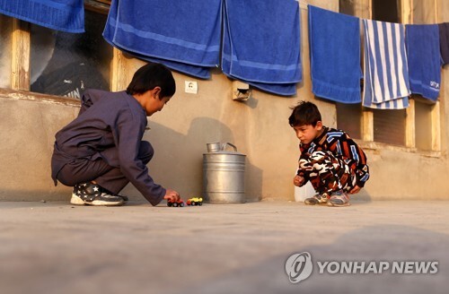 7세가 된 무르타자가 지난 3일 아프가니스탄 카불에서 친구와 놀고 있는 모습 [EPA/HEDAYATULLAH AMID=연합뉴스]