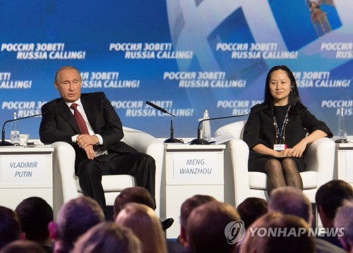 2014년 모스크바 포럼에서 푸틴 대통령과 나란히 앉은 멍완저우 [로이터=연합뉴스]