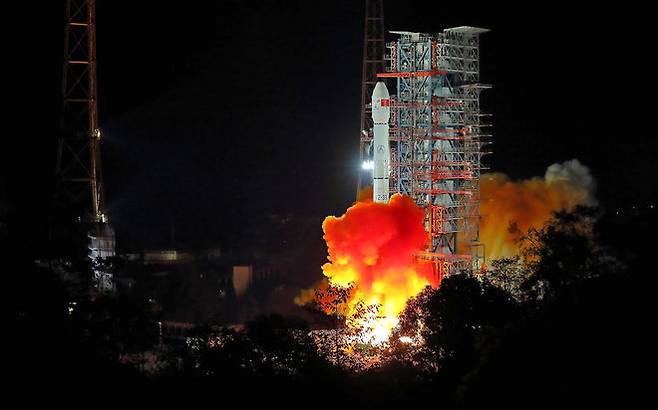 8일 새벽 중국의 창어(嫦娥) 4호  우주선이 신창 인공위성 발사 센터에서 창정 3B 로켓에 실려 달을 향해 발사되었다. 역사상 최초로 달의 이면에 탐사선을 착륙시킬 예정이다.(출처:Jiang Hongjing/Xinhua/Zuma)