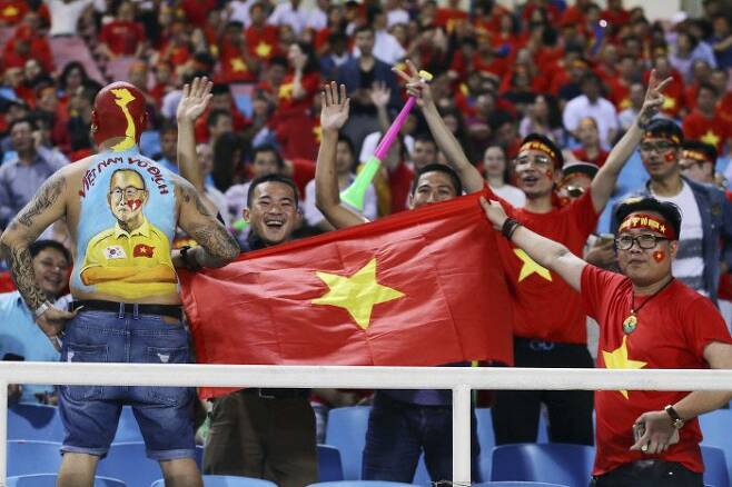 베트남 팬들이 6일(한국시간) 2018 스즈키컵 준결승 2차전 필리핀과의 결기 중 열띤 응원을 하고 있다. 한 관중의 등엔 박항서 감독의 얼굴이 새겨져 있다. AP연합