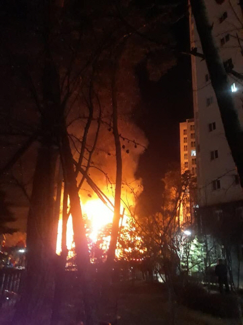 9일 오후 경기 의정부시 의정부동 한 아파트모델하우스 화재 현장에서 불길과 연기가 하늘로 치솟고 있다. ｜연합뉴스