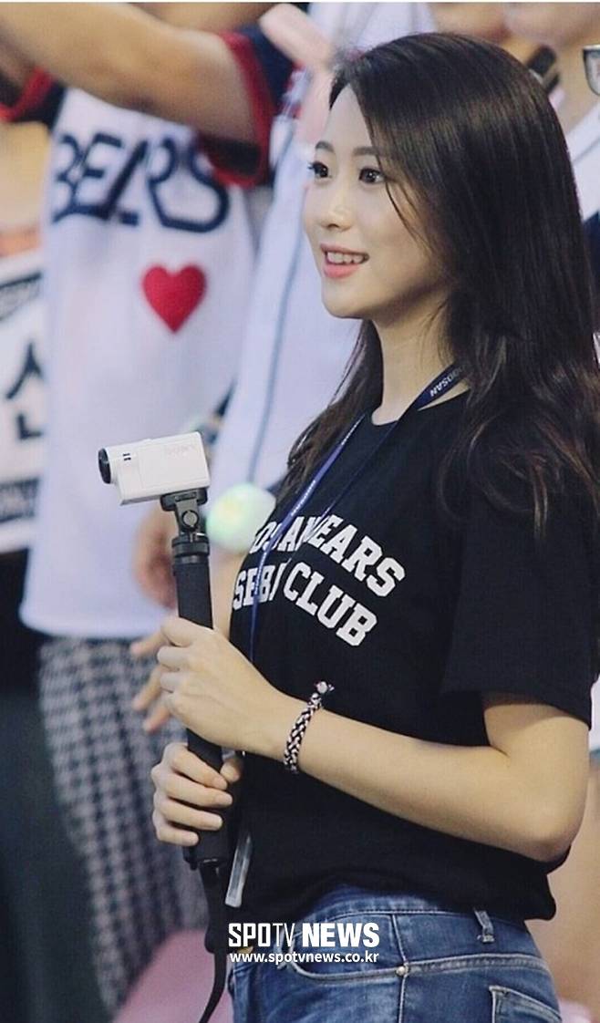 ▲ 관중석에서 촬영하고 있는 한가현 베어스포티비 리포터 ⓒ 한가현