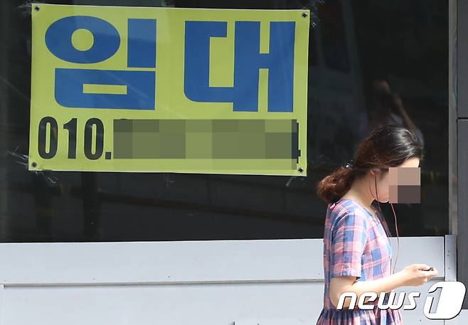 서울 종로구 종로2가 한 상가에 '임대문의' 안내가 붙어있다. 2018.7.29/뉴스1 © News1 송원영 기자