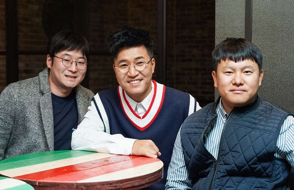 웹예능 `뇌피셜`의 김주형 PD, 김종민, 고동완 PD(왼쪽부터). 제공| 히스토리