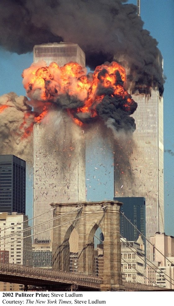 지난 2001년 알카에다에 납치된 비행기가 미국 맨해튼 월드트레이드센터 쌍둥이 타워에 잇달아 충돌하는 모습. 이른바 '9·11 테러'를 계기로 테러와의 전쟁이 벌어졌다. [중앙포토]
