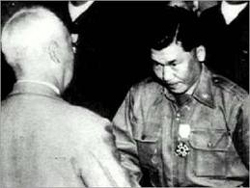 이승만으로부터 훈장을 받고 있는 김창룡 특무부대장. 사진=전쟁기념관