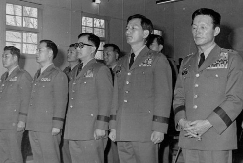 1973년 반란음모 혐의로 재판을 받고 있는 당시 윤필용(오른쪽) 수도경비사령관. 연합뉴스