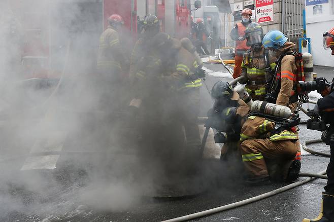 지난달 24일 낮 서울 서대문구 충정로3가에 위치한 케이티(KT) 아현국사 통신구에서 화재가 발생해 소방관들이 진화작업을 하고 있다. 백소아 기자 thanks@hani.co.kr