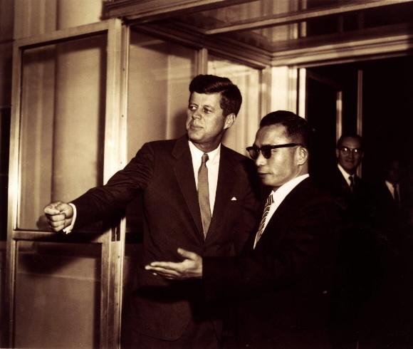 - 1961년 11월 중순 박정희 최고회의 의장이 미국을 방문, 케네디 대통령과 회담하기 위해 접견실에 들어가기 전에 서로 먼저 들어갈것을 권유하는 장면. 서울신문 DB