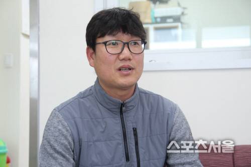 공주시청 박경모 감독이 스포츠서울과의 인터뷰를 마치고 기념 촬영을 하고 있다. 공주 | 이용수기자 purin@sportsseoul.com