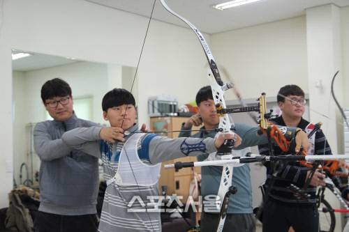 공주시청 박경모 감독(왼쪽 첫번째)이 제자들을 지도하고 있다. 공주 | 이용수기자 purin@sportsseoul.com