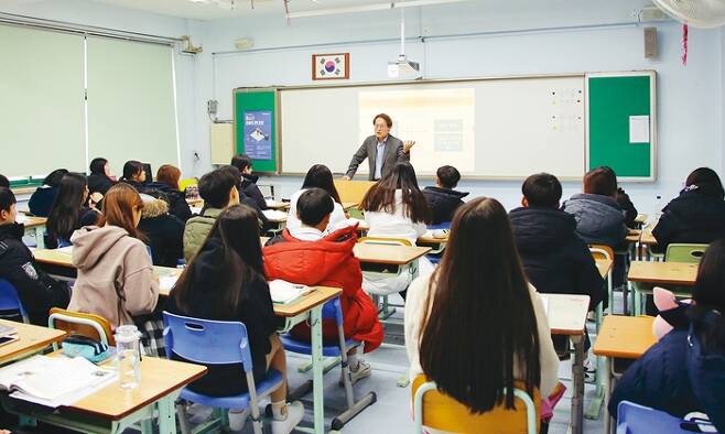 조희연 서울시 교육감이 지난 11월27일 일주일간의 ‘학교살이’를 진행하는 관악구 인헌동 인헌고 2학년 5반에서 ‘법과 정치 협력수업’을 주제로 수업하고 있다.