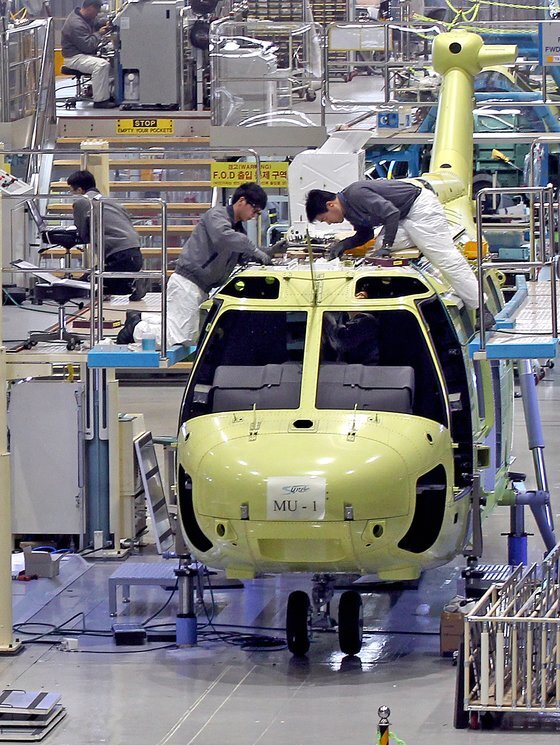 사천의 KAI 공장에서 엔지니어들이 수리온 헬기를 생산하고 있다.