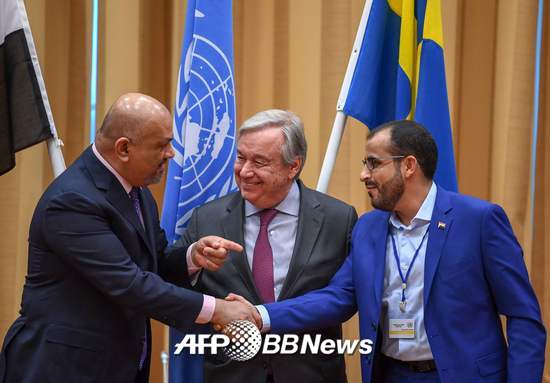 예멘 정부 대표인 칼리드 알-야마니 외교부 장관(왼쪽)과 반군 후티 측 모함마드 암두살렘 대표(오른쪽)는 일주일 간의 협상 끝에 합의하고 악수를 나눴다. /AFPBBNews=뉴스1