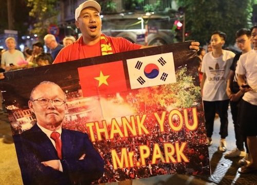 베트남 팬이 ‘박 감독, 감사합니다’라는 문구와 사진이 담긴 응원판을 들고 거리응원을 펼치고 있다.  VNexpress 제공