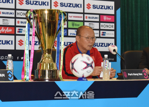 박항서 감독이 14일 하노이 베트남축구협회에서 열린 기자회견에 참석해 질문에 답하고 있다.하노이 | 정다워기자