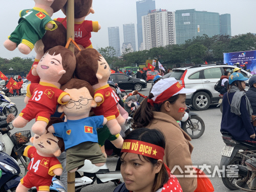 한 노점상이 15일 하노이 미딩국립경기장 앞에서 박항서 감독 인형을 팔고 있다.하노이 | 정다워기자