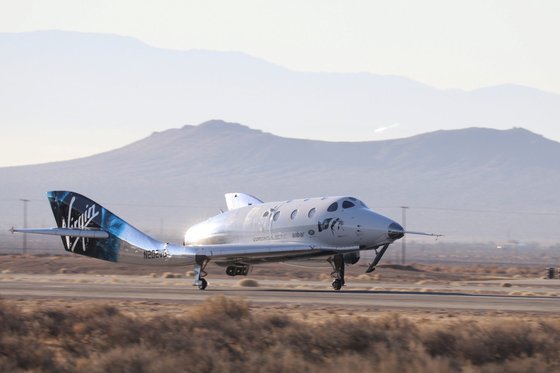 첫 유인 우주비행을 성공한 버진 갤러틱의 스페이스쉽2가 모하비 비행장으로 착륙하고 있다.[로이터=연합뉴스]