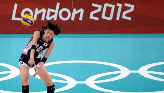 2012 런던 올림픽에서 활약했던 김연경. 김연경은 대회 MVP에 올랐으나 아쉽게 4위에 머물러 메달은 손에 넣지 못했다. [사진공동취재단]