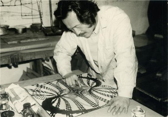 판화공방 ‘아틀리에17’에서 작업 중인 한묵(1974). 이 시기에 그의 독특한 공간 표현방식이 탄생했다.