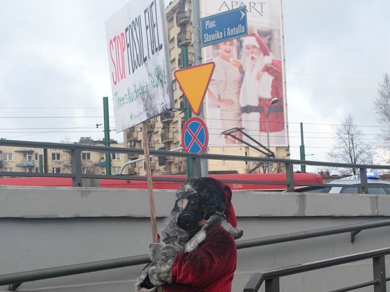 폴란드 카토비체에서 열린 제24차 유엔기후변화협약 당사국총회(COP24)에서 검은 매연이 묻은 산타가 피켓을 들고 있다. 광고기획자 이제석 씨가 기획한 검은 산타 캠페인이다. [사진 이제석광고연구소]
