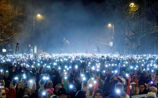 16일 헝가리 부다페스트에서 반정부 시위 참가자들이 핸드폰 불빛을 밝히고 있다. ［로이터연합뉴스］