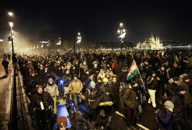 16일 헝가리 부다페스트에서 반정부 시위대들이 행진하고 있다. ［EPA연합뉴스］