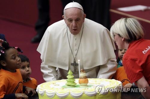 16일 교황청 바오로 6세홀에서 대형 생일 케이크를 선물받고 초를 끄는 프란치스코 교황 [AP=연합뉴스]