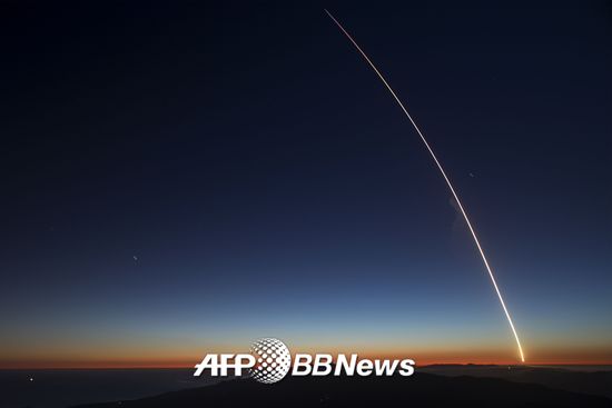지난 2월22일 미국 캘리포니아 반덴버그 공군기지에서 2대의 실험용 스타링크 위성을 실은 팰컨9 로켓이 발사되는 모습. /AFPBBNews=뉴스1