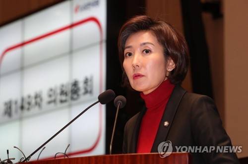 의원총회에서 인사말 하는 나경원 원내대표 (서울=연합뉴스) 김현태 기자 = 자유한국당 나경원 원내대표가 19일 오후 국회에서 열린 의원총회에서 인사말을 하고 있다. 2018.12.19 mtkht@yna.co.kr