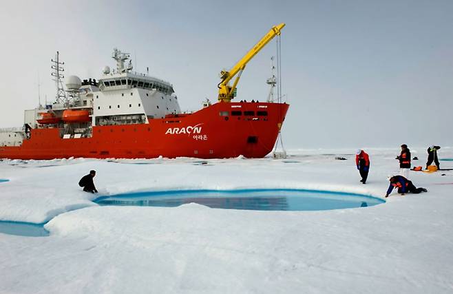 한국이 보유한 7500t급 쇄빙연구선 ‘아라온호’. 1년 중 70% 이상을 남극에서 지내 북극 연구에는 연간 15일 밖에 활용되지 못하는 실정이다.
