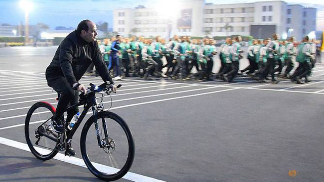 자전거를 타고 있는 이집트 시시 대통령 [사진 출처 : 로이터]