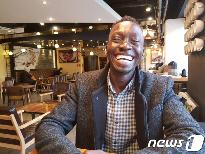 토마스 타반 아콧(34)이 21일 의사국가시험에 최종합격한 뒤  <뉴스1>과 만나 환한 미소를 짓고있다.© News1 조아현 기자
