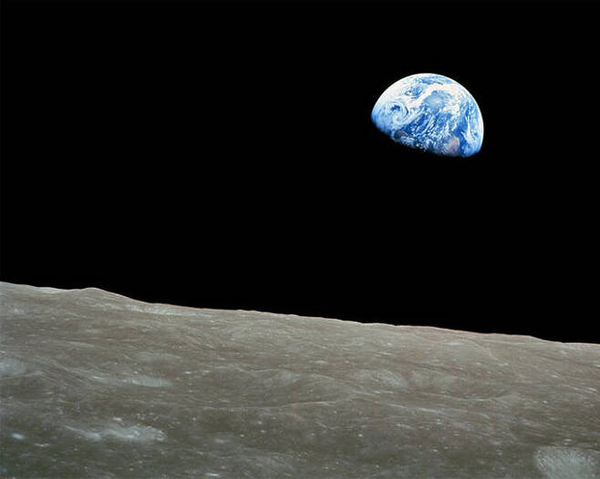 1968년 12월24일 아폴로8호가 찍은 ‘지구돋이(Earthrise)’. NASA