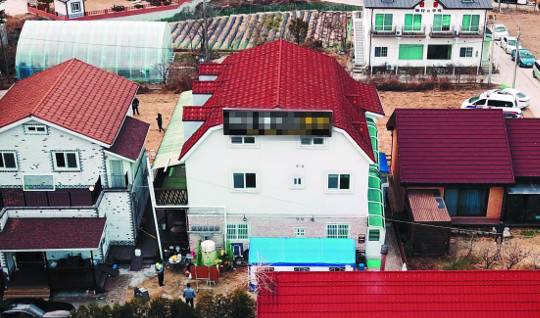 대성고 학생 10명이 죽거나 크게 다친 사고가 일어난 강원도 강릉의 3층짜리 펜션을 지난 19일 드론으로 촬영한 모습. 서울 대성고 학생들은 복층 구조로 돼 있는 2층과 3층에서 잠을 자다가 일산화탄소 노출 사고를 당한 것으로 보인다. 권현구 기자