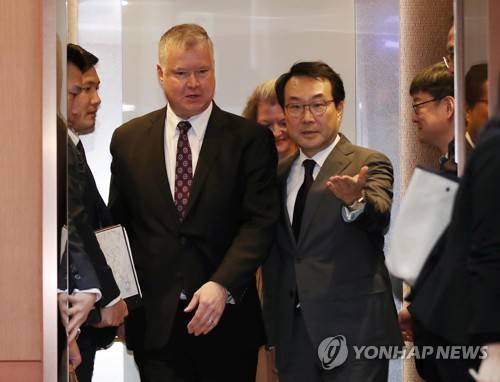 브리핑장으로 향하는 이도훈-스티븐 비건 (서울=연합뉴스) 김인철 기자 = 이도훈 외교부 한반도평화교섭본부장과 스티븐 비건 미국 국무부 대북정책특별대표가 21일 오전 서울 종로구 외교부 청사 로비에서 워킹그룹 2차 회의를 마친 뒤 브리핑을 위해 이동하고 있다. yatoya@yna.co.kr