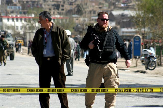 2007년 4월6일 발생한 아프가니스탄 수도 카불 시내의 폭탄테러 현장을 민간군사기업(PMC) 소속 용병들이 통제하고 있다. 사복 차림에 총으로 무장한 이들은 이른바 ‘컨트랙터’라는 또 다른 이름으로도 불린다. 하지만 엄격한 지휘와 통제가 이뤄지는 정규군과는 달리, PMC 용병들의 경우 책임 소재가 불분명하고 명령 체계도 모호해 최소한의 기강도 기대하기 어렵다는 지적을 받는다. 아프간 전쟁은 이라크전과 함께 9ㆍ11 테러 이후 폭발적 성장세를 보인 PMC들이 가장 많이 활동했던 무대로 꼽힌다. 이유경 기자 제공