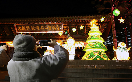 지난 19일 오후 서울 종로구 조계사에서 스님들이 크리스마스 트리 사진을 찍고 있다. /사진=뉴스1