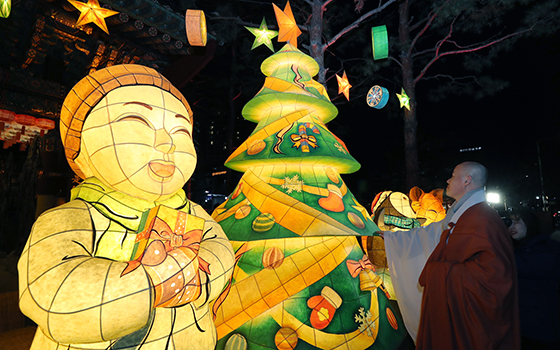지난 19일 오후 한 스님이 서울 종로구 조계사 일주문 앞에 설치된 크리스마스 트리를 감상하고 있다. /사진=뉴스1