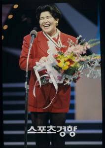 1992년 MBC코메디 대상에서 소감을 밝히고 있는 이영자. 경향신문 DB