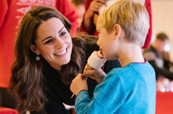 영국의 케이트 미들턴 왕세손비가 켄싱턴궁에서 열린 크리스마스 행사에 참석해 아이와 이야기를 나누고 있다. [사진 영국 왕실 페이스북]
