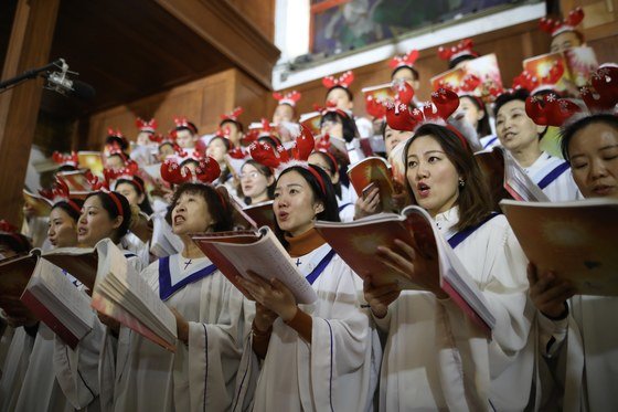 베이징의 한 교회에서 기독교인들이 크리스마스 축하 노래를 부르고 있다. [EPA]