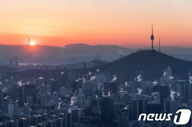 서울의 스카이라인. 남산타워(오른쪽)와 롯데월드타워(왼쪽)이 보인다.  © AFP=뉴스1
