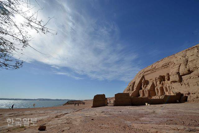 이집트 아스완 남쪽 280㎞ 지점 나세르호 옆에 아부심벨 신전이 세워져 있다. 1971년 아스완하이댐 건설 때 수몰위기에 처한 이 신전은 해체와 복원의 대역사를 거쳐 70m 높은 지점으로 이전했다.