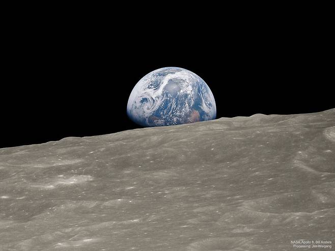 50년 전 크리스마스 이브, 아폴로 8호 승무원들이 달 궤도에서 본 ‘지구돋이’ 광경. ‘블루 마블’이라는 이름을 얻은 이 사진은 우주탐험사상 가장 유명한 사진이 되었다. (출처=NASA, Apollo 8 Crew, Bill Anders; Processing and License: Jim Weigang)