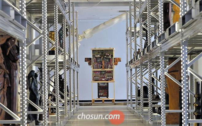 1층 ‘개방 수장고’ 내 총 4개의 대형 철제 수장대 위로 미술품이 진열돼 있다. 정면에 백남준의 ‘데카르트’가 보인다. /신현종 기자