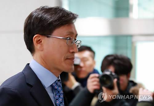 대검 기자실 향하는 정병하 감찰본부장 (서울=연합뉴스) 홍해인 기자 =정병하 대검찰청 감찰본부장이 27일 오전 서울 서초동 대검찰청에서 전 청와대 특별감찰반 김태우 수사관의 비위 의혹 관련 감찰 결과를 설명하기 위해 대검 기자실로 들어가고 있다. 2018.12.27 hihong@yna.co.kr (끝)