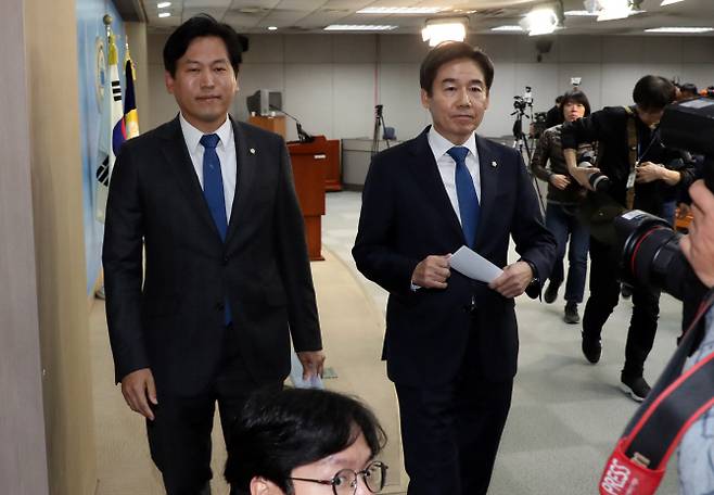 무소속 이용호(오른쪽), 손금주 의원이 28일 국회 정론관에서 더불어민주당 입당 발표 기자회견을 마치고 회견장을 나서고 있다. (사진 = 연합뉴스)