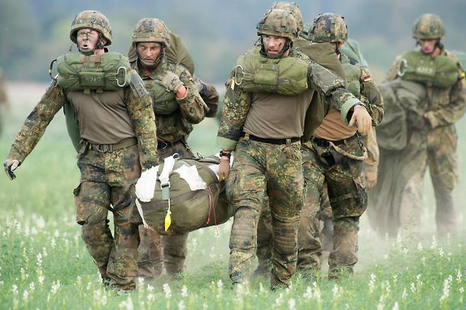 독일 연방군 소속 병사들이 지난 9월10일(현지시간) 작센안할트주 슈텐달의 슈테달-보르텔공항에서 ‘2018 패스트이글 군사 훈련’을 하고 있다. 슈텐달|DPA연합뉴스