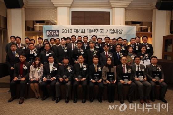 28일 서울 중구 프레스센터에서 열린 '제4회 2018 대한민국 기업대상 시상식'에서 수상 업체 대표단 및 관계자들이 기념사진을 찍고 있다/사진=중기협력팀 오지훈 기자